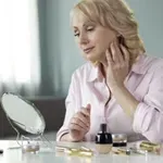 Kako pravilno nanijeti karmin nakon pedesete, a da ne naglasi bore?