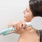 Navika koju mnogi rade tokom tuširanja dovodi do starenja kože