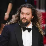 (FOTO) Džejson Momoa uživa u ljubavi sa 13 godina mlađom glumicom