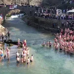 (FOTO/VIDEO) Širom Crne Gore plivanje za časni krst