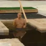 (VIDEO) Putin se tradicionalno okupao u ledenoj vodi za Bogojavljanje