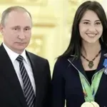 (FOTO) Olimpijska prvakinja u mačevanju ostavlja bez daha golišavim fotkama