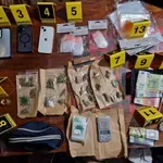 Uhapšen Podgoričanin: Pronađena pakovanja marihuane, novac, policijska palica, noževi, elektrošoker