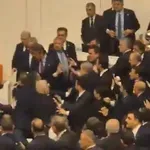 (VIDEO) Tuča poslanika u turskom parlamentu tokom polaganja zakletve novog ministra pravde