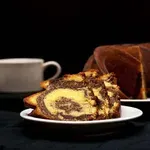 Mramorni kolač slatkiš koji savršeno ide uz kafu ili čaj