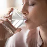 Kako ispijanje tople vode uveče utiče na spavanje?