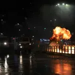 (FOTO) Neredi u Tirani: Demonstranti bacali "molotovljeve koktele" na zgradu Vlade