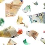 (VIDEO) U Beču sa zgrade letelo 10.000 eura: Oduševljeni prolaznici se umalo pobili