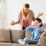 Ovo su najčešći postupci roditelja koji kod tinejdžera izazivaju stid