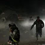 (VIDEO) Srušio se avion koji prevozio nove novčanice, ljudi ginuli skupljajući novac