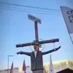 Demonstranti u Nišu nosili lutku Aleksandra Vučića razapetu na krst, on im poručio: Podstrek za još snažniju borbu
