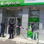 ORUŽANA PLjAČKA U NIŠU: Uz pretnju pištoljem upao u banku, policija u potrazi za napadačem