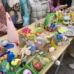 Mašta, trud i praznični duh: Vaskršnji bazar okupio učenike i građane u dvorištu Vožda