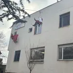 Deda Mrazevi sa krova doneli osmehe najmlađim pacijentima UKC Niš