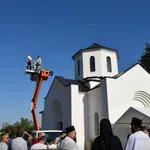 Mitropolit Arsenije osveštao krst za novi hram u naselju Deveti maj i susreo se sa Pavlovićem