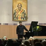 Umetnost koja spaja: Briljantan nastup ruskog pijaniste uz podršku mladih niških muzičara