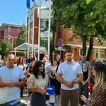 Unija mladih SNS ispred GO Medijana zatražila odgovore od Dragana Milića