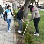 Učenici Poljoprivredne škole u Prokuplju zasadili 70 tuja u crkvenom parku