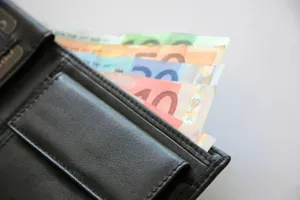 Romun na bankomatih kradel denar z nameščanjem ovir pred režo
