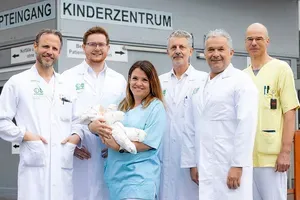 (DOBRA ZGODBA) Kako so v Gradcu skoraj čudežno rešili življenje novorojenčku iz Slovenije