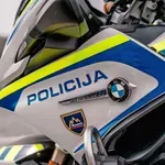 Pri Bloški Polici v prometni nesreči umrl motorist