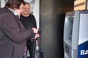 Spodnja Idrija, Črni Vrh: po dveh letih brez banke in pošte so dobili vsaj bankomata