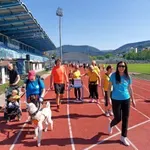 Jubilejna deseta prireditev Tečem, da pomagam je na mestni stadion spet pritegnila “pol Gorice” (FOTO)