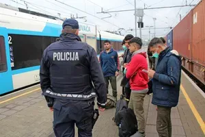 V Divači z vlaka spravili 53 migrantov