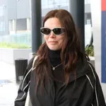 EVO KAKO IZGLEDA Milica Pavlović BEZ ŠMINKE! Sa knjigom u ruci i tamnim naočarima za sunce, koje nosi i po kišnom vremenu!