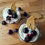 Cheesecake με αρώματα μαστίχας και κεράσια