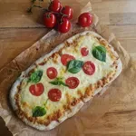 Pinza με μοτσαρέλα ντομάτα και βασιλικό