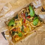 Πέννες με πιπεριές και μοτσαρέλα στο χαρτί