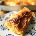 Τυρόπιτα αφράτη με μπεσαμέλ και 3 τυριά