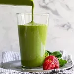 Zeleni smoothie koji obnavlja organizam – spoj zelene salate i jagoda iznenađuje!