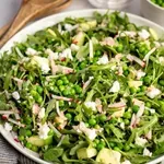 Zeleni užitak na tanjiru: Osvježavajuća salata od graška, spanaća i zelja uz smoothie od jagode