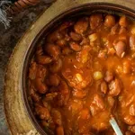 Tradicionalni čorbast pasulj sa dimljenim čvarcima i grobikom: Ukus domaće kuhinje