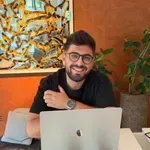 Neverovatna priča o čoveku za koga se otimaju naše zvezde: Doktorirao lingvistiku, predavao na fakultetu, napravio biznis, pa počeo da pravi hitove