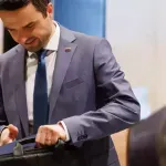 Rekel sem Vrtovcu, Tonin bo jutri med Uro resnice odstopil. Nato se je to res zgodilo: in molčalo je vseh osem poslancev NSi.