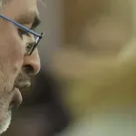 Pacienta, tetraplegika in menda morilca, se sestre bojijo, direktor Jakič vse ve, a nič ne ukrene. Neuradno, gre za Roma.