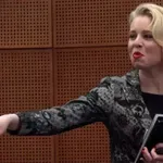 Pripravljena zamenjati stran, ker zdaj razmišlja o denarju. Jo pa tudi hudo moti, da Tina Gaber postaja prvi obraz Svobode.