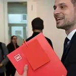 Prednikov padec: ko Golobovi lovijo SD in Klakočarko. Kaj vse je vedela predsednica državnega zbora, ki tudi še vedno molči?