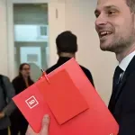 Prednikov padec: ko Golobovi lovijo SD in Klakočarko. Kaj vse je vedela predsednica državnega zbora, ki tudi še vedno molči?