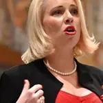 Gospa iz Mediane nori, a nekdo jo drži, Klakočarjeva pa očitno visi