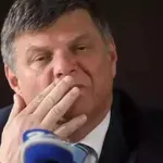 Računal je, da ostaja pod krinko pritožbe, toda včeraj so ga vendarle izselili iz pisarne. In njegova zadnja zloraba.