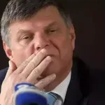 Računal je, da ostaja pod krinko pritožbe, toda včeraj so ga vendarle izselili iz pisarne. In njegova zadnja zloraba.