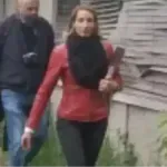 Beži še ena operativka, brez obraza, navajena na delovanje iz ozadja. Zaposleni na njenem ministrstvu pa slavijo