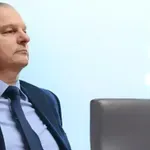 Rošade pred volitvami: potihoma zamenjal službo tudi mož, ki je požegnal Senada Jušića. Umika se krog Golobovega šefa NPU