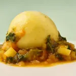 Ko čebula postane zvezda: recept za polnjeno čebulo z mesno filo in vinski omaki