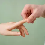 Preden vzamete tableto, poskusite z masažo prstov
