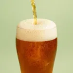 Zakaj bi tudi ženske lahko pile pivo in jedle arašide